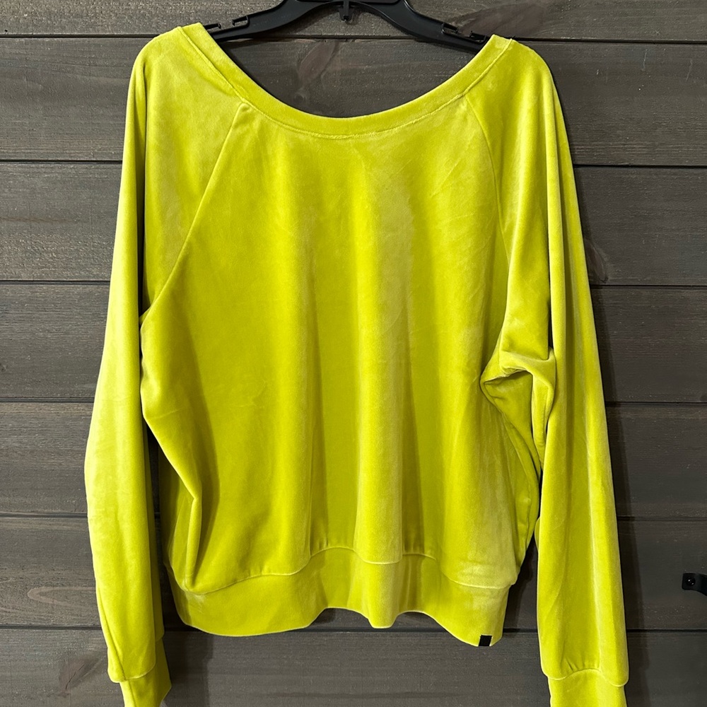 NWT PEACH VELOUR SWEATSHIRT. Size XL.